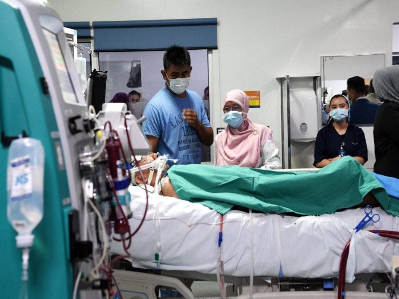 Anggota keluarga anggota Bomba dan Penyelamat Malaysia (JPBM) dari Unit Bantuan Perkhidmatan Kecemasan (EMRS) Balai Bomba dan Penyelamat (BBP) Subang Jaya Muhammad Adib Mohd Kassim melihat keadaannya di Institut Jantung Negara hari ini. - Foto Bernama