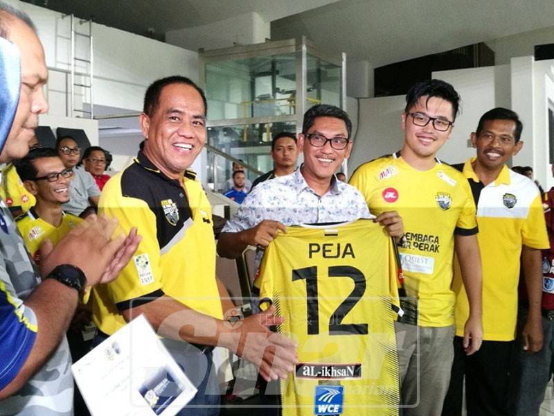 Ahmad Faizal, menerima jersi di pada satu perlawanan di Stadium Perak