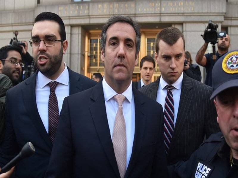 Bekas peguam Presiden Donald Trump, Michael Cohen (tengah) mengaku berbohong kepada Kongres. - Foto AFP