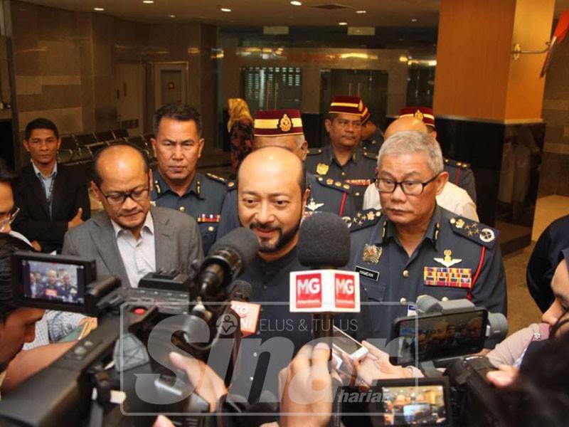 Mukhriz ditemui pemberita selepas selesai melawat Muhammad Adib yang dirawat di Unit Rawatan Rapi (ICU) IJN.