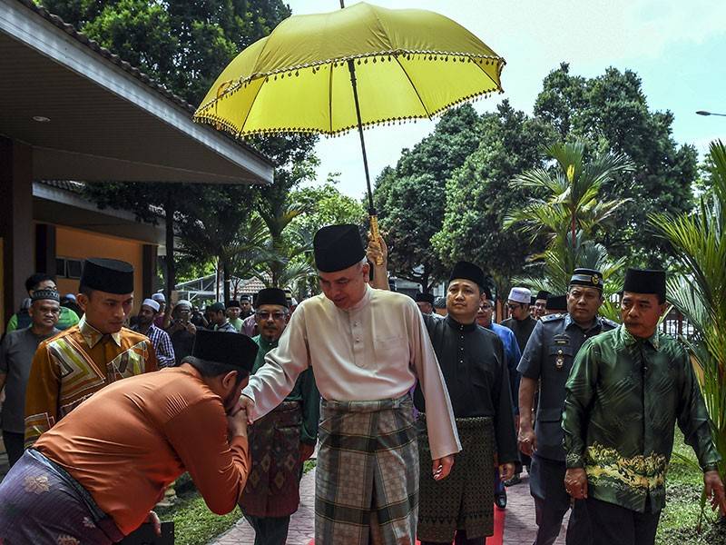 Timbalan Yang di-Pertuan Agong Sultan Nazrin Shah berkenan bersalaman bersama orang ramai sebaik tiba di Masjid Al-Hidayat, Sentul bagi menunaikan solat Jumaat hari ini. - Foto Bernama