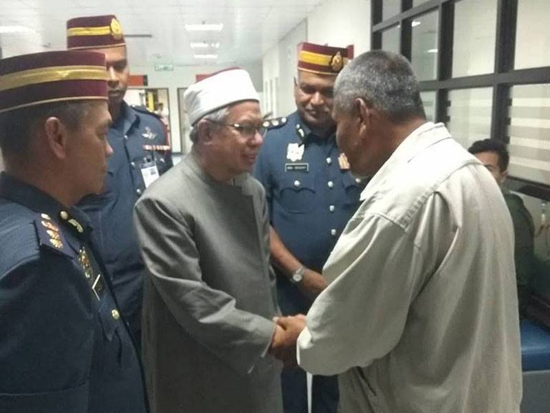 Zulkifli menemui bapa Muhammad Adib, Mohd Kassim Abdul Hamid di IJN, hari ini. - Foto JBPM