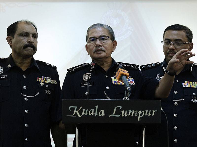 Ketua Polis Kuala Lumpur Datuk Seri Mazlan Lazim (tengah) ketika mengadakan sidang media di ibu Pejabat Polis Kontinjen Kuala Lumpur hari ini. - Foto Bernama