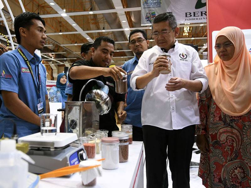 Salahuddin (dua, kanan) melawat di sekitar tapak pameran Penubuhan Pertubuhan Peladang Kebangsaan (NAFAS) pada Pameran Pertanian, Hortikultur dan Agro Pelancongan Antarabangsa (MAHA) 2018 di Taman Ekspo Pertanian Malaysia (MAEPS), Serdang, hari ini. - Foto Bernama