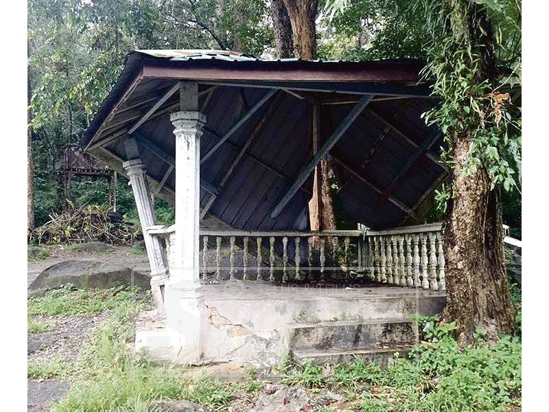 Keadaan wakaf tempat berteduh roboh dan terbiar.