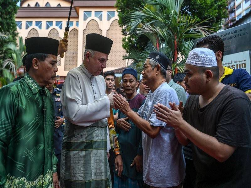 Sultan Nazrin (dua, kiri) berkenan bersalaman bersama orang ramai selepas menunaikan solat Jumaat di Masjid Al-Hidayat, Sentul, semalam. - Foto Bernama