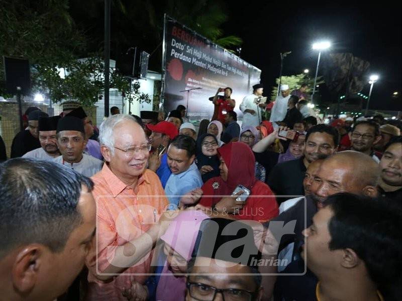 Najib bersalaman dengan orang ramai selepas tamat program itu, malam tadi.