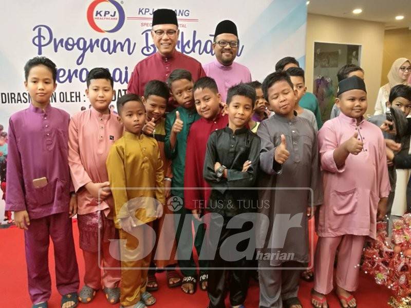 Wan Rosdy merakam gambar bersama sebahagian peserta yang berkhatan Program Berkhatan Beramai-Ramai anjuran KPJ Pahang Specialist Hospital di sini hari ini.