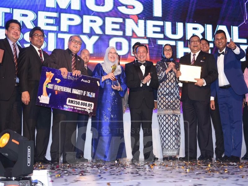 Maszlee menyampaikan anugerah Most Entrepreneurial University of The Year kepada USM.