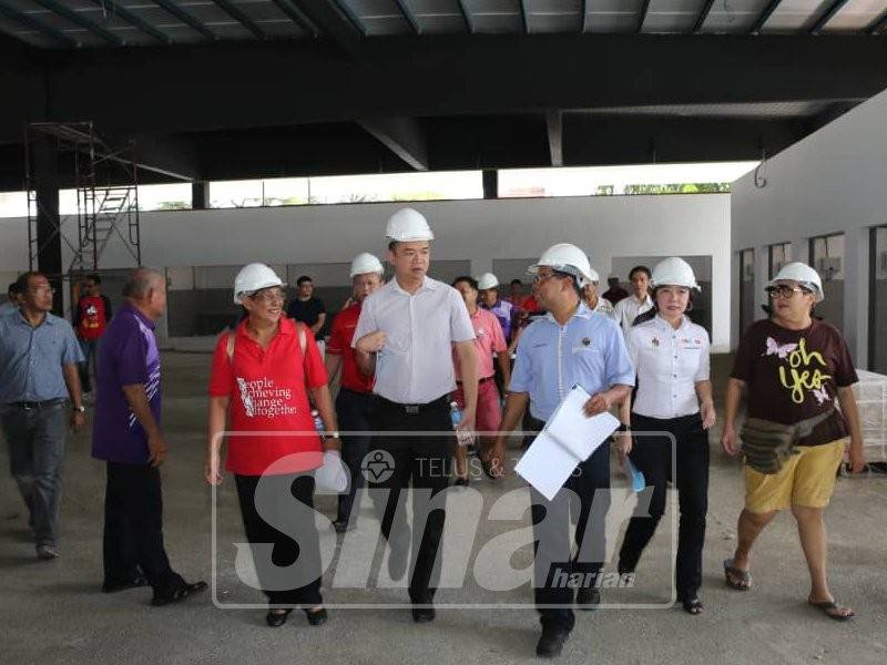 Teo Kok Seong ( tengah) semasa melawat Pasar Besar Seremban tadi.