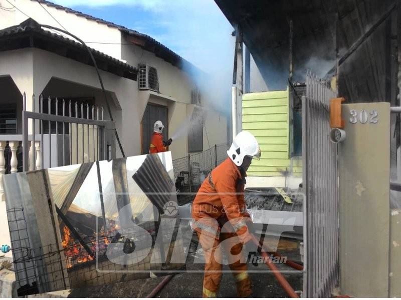 Api marak ketika anggota bomba dan penyelamat tiba ke lokasi kejadian.