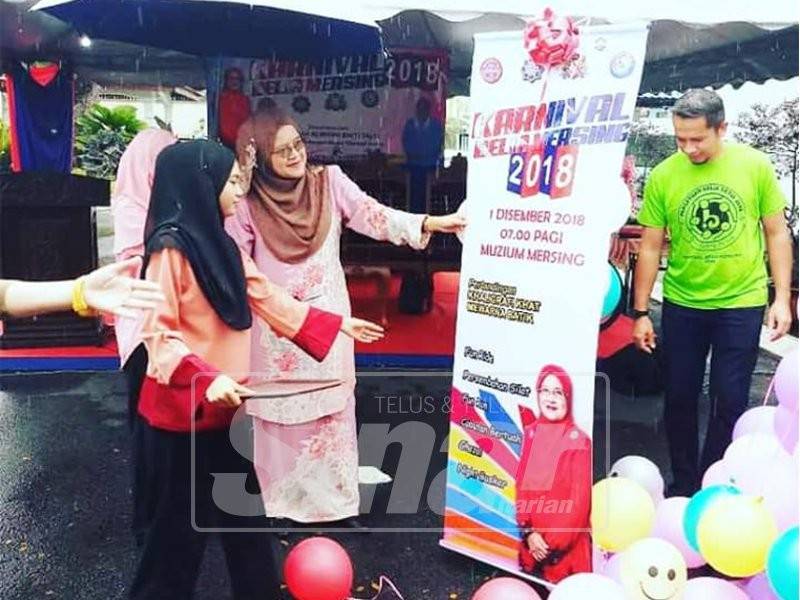 Alwiyah (dua, kiri) ketika hadir menyempurnakan Karnival Belia Daerah Mersing 2018 di pekarangan Muzium Mersing, semalam.