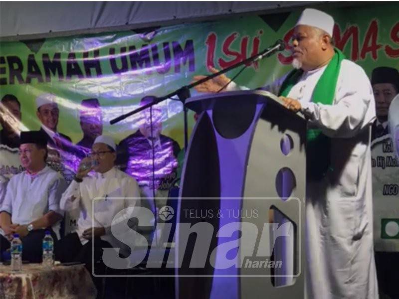 Abdullah ketika menyampaikan ucapan semasa Ceramah Umum Bantah ICERD di Felda Ulu Tebrau, semalam.