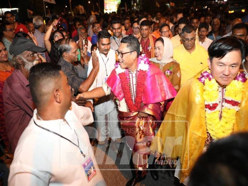 Lebih 5,000 penduduk meraikan sambutan Deepavali dan Krimas, malam tadi.