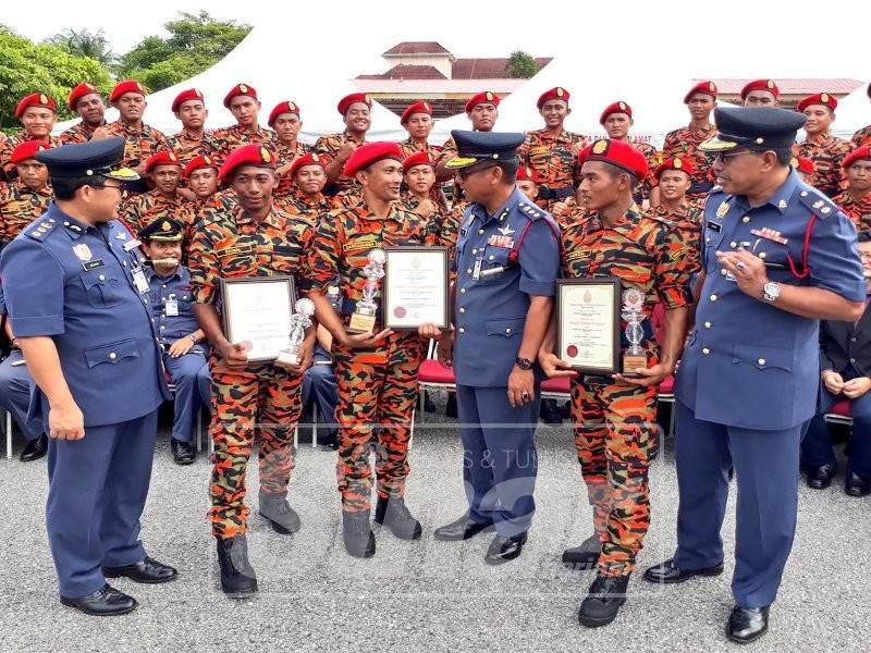 Nazili (tiga kanan) beramah mesra dengan peserta kursus selepas tamat latihan kursus pentauliahan Pegawai Bomba di Balai Bomba dan Penyelamat Pengkalan Kubor