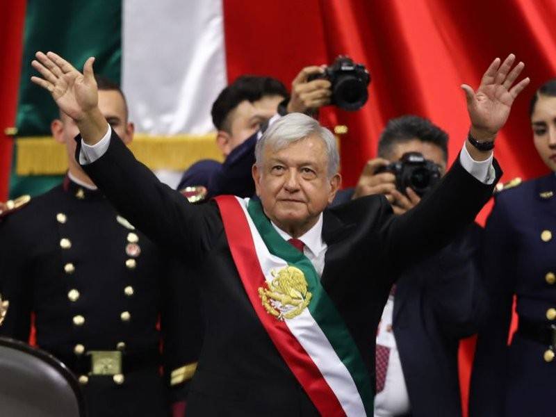 Andres Manuel Lopez Obrador mengangkat sumpah sebagai presiden baharu Mexico. - FOTO National Post