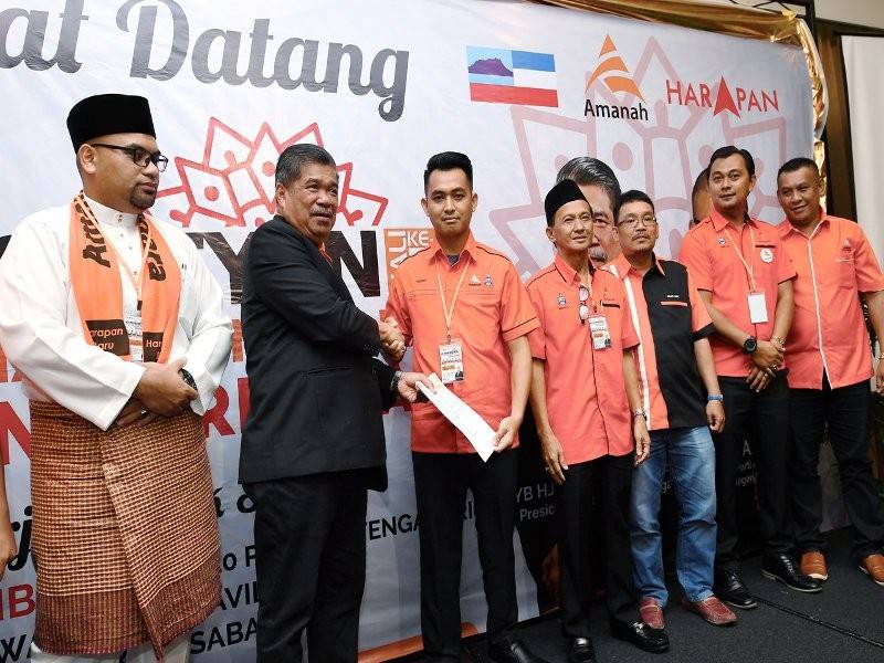 Presiden Parti Amanah Negara (Amanah) Mohamad Sabu (dua, kiri) menyampaikan watikah pelantikan sebagai Ketua Penyelaras Amanah Bahagian kepada Ketua Pemuda Amanah Sabah Rendy Ismail (tiga, kiri) selepas merasmikan penutup Konvensyen Amanah hari ini.
Turut hadir Pengerusi Amanah Sabah Haris Alimuddin (kiri). - Foto Bernama 