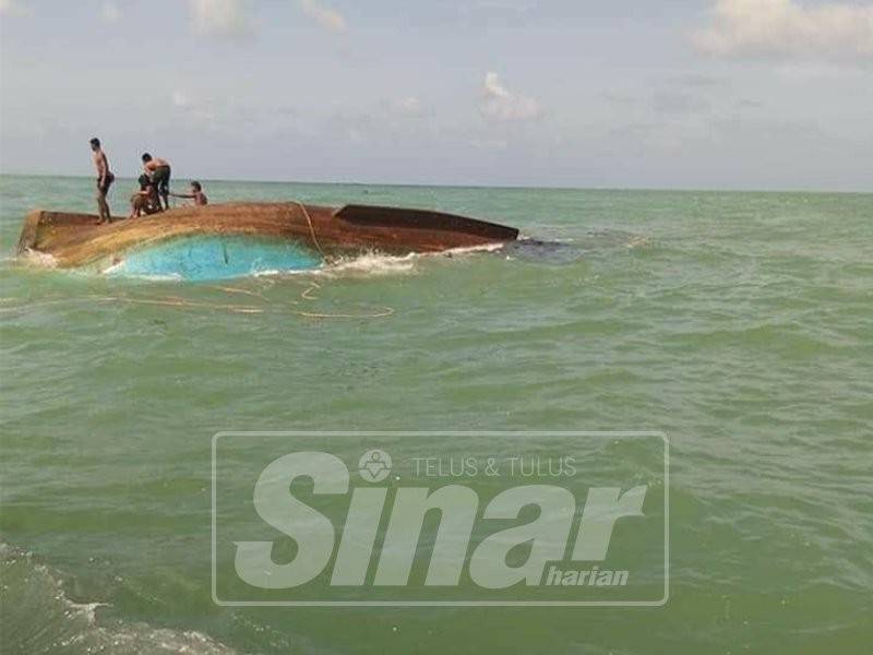 Awak-awak yang berada di atas bot yang perlahan-lahan tenggelam di tengah lautan. **tlg crop mana yang tak perlu