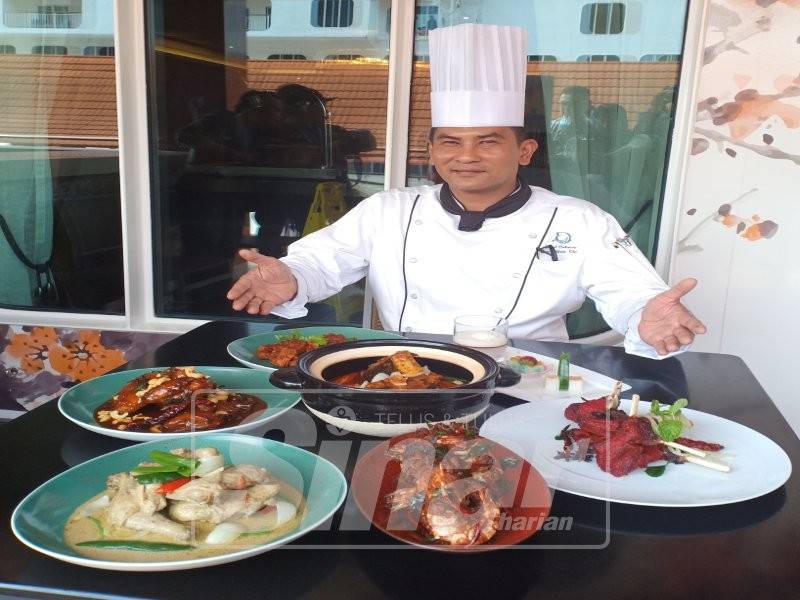 Chef Saifol menunjukkan beberapa hidangan halal yang disediakan Restoran Lido di atas Genting Dream.