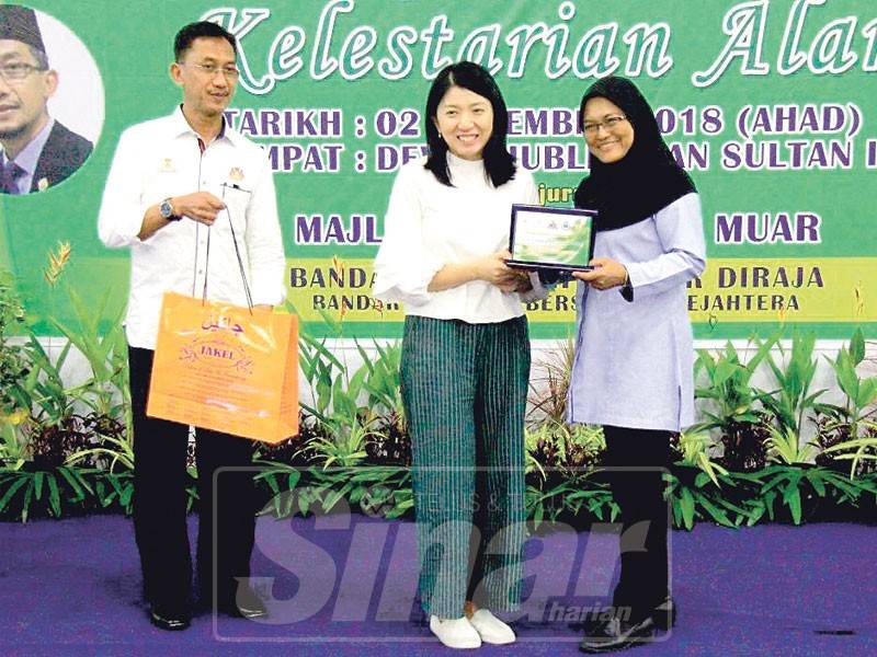 Bee Yin (tengah) menyampaikan plak penghargaan kepada pembentang seminar kelestarian alam, Pengarah Jabatan Lanskap Majlis Bandaraya Petaling Jaya, Zuraidah Sainan.
