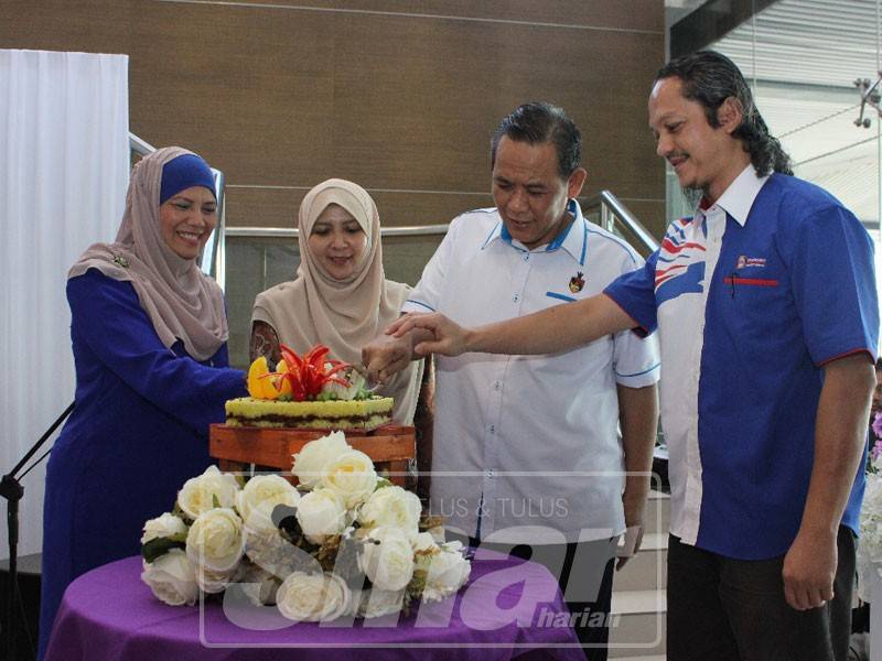 Aminuddin (dua, kanan) bersama Maisarah (kiri) memotong pulut kuning sebagai simbolik merasmikan program berkhatan KPJ Seremban.