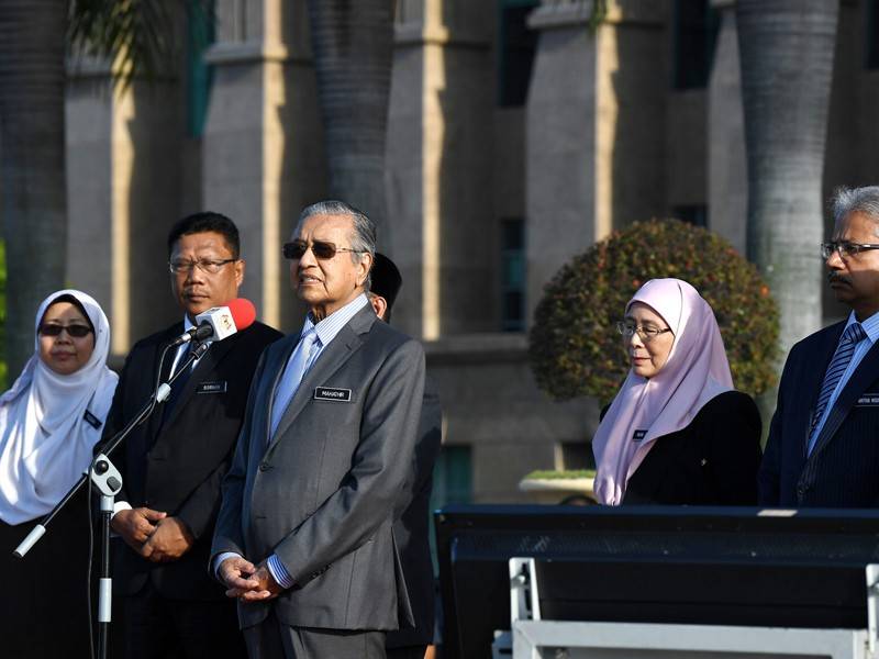 Perdana Menteri Tun Dr Mahathir Mohamad berucap pada Perhimpunan Bulanan Jabatan Perdana Menteri di Putra Perdana hari ini. - Foto Bernama