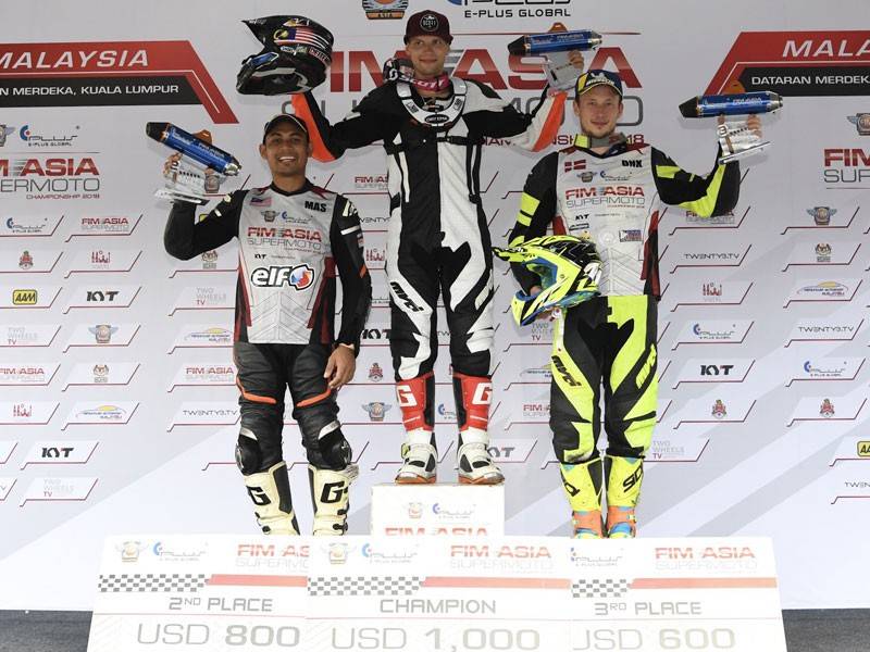 Deitenbach mendapat tempat pertama manakala pelumba negara, Muhamad Habibullah Mohd Saleh (kiri) kedua dan Vilhemsen ketiga dalam pusingan kelima Kejohanan FIM Asia Supermoto 2018 di Dataran Merdeka, semalam. - Foto Bernama