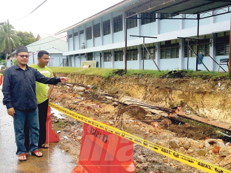 Runtuhan batu daripada pagar yang runtuh telah hilang dipercayai diambil orang.