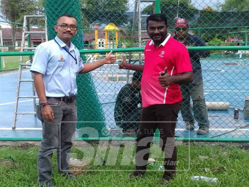 Abdul Basar (kiri) bersama Ahli Majlis Daerah Kuala Selangor, D Thalapathi ketika meninjau kerja baik pulih gelanggang futsal di Taman Kasawari.