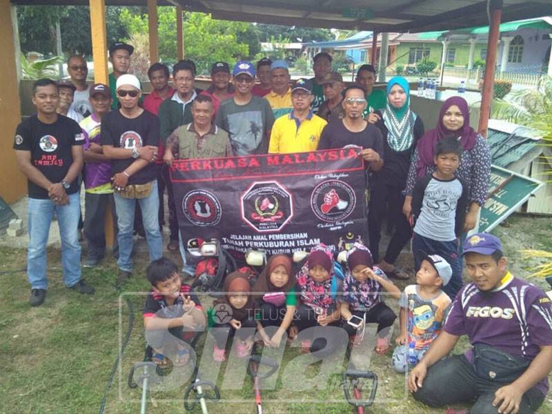 Sebahagian ahli RBKM bersama kariah dan ahli KRT Kampung Seri Minyak yang menjayakan program membersihkan kubur di Tanah Perkuburan Islam Kampung Seri Minyak, Serkam.