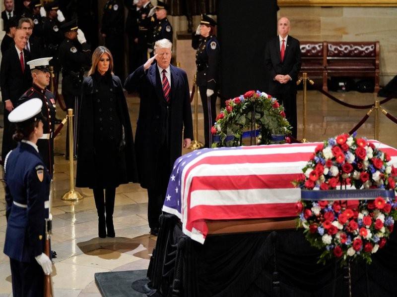 Trump dan Melania memberi penghormatan terakhir pada mendiang George Bush Sr di Washington. - Foto AFP