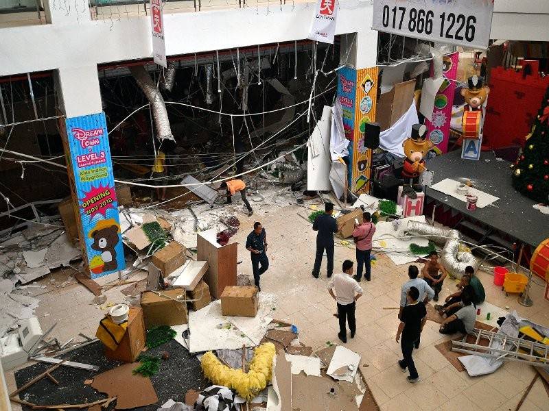 Keadaan sekitar pusat beli-belah Cityone selepas kejadian letupan kuat jam 3.30 petang tadi. - Foto Bernama