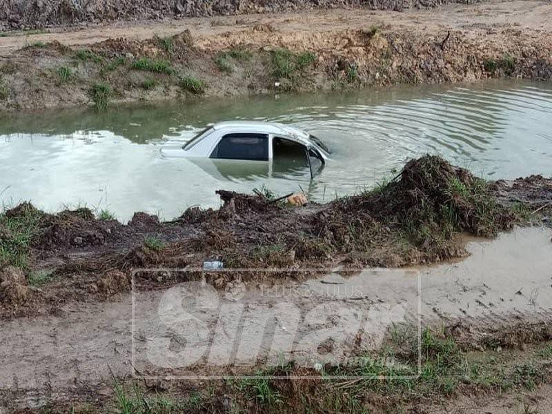 Keadaan kereta mangsa selepas jatuh ke dalam parit.