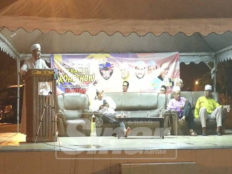 Nik Zawawi ketika berucap pada Ceramah Roadshow Himpunan Aman Bantah ICERD di sini, malam tadi.