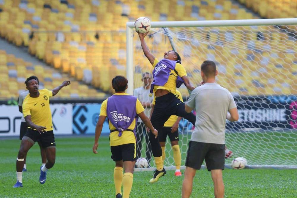 
Sumareh (kiri) sudah kembali cergas dan akan memperkuatkan Harimau Malaya di Bangkok.