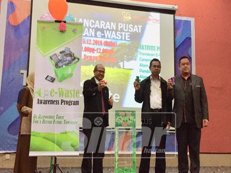 Mahamud merasmikan Program Kesedaran e-Waste dan Majlis Pelancaran Pusat Pengumpulan e-Waste di Polisas, hari ini.