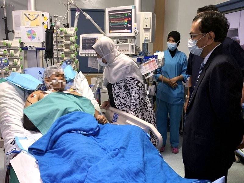 Menteri Perumahan dan Kerajaan Tempatan, Zuraida Kamaruddin menziarahi anggota Jabatan Bomba dan Penyelamat Malaysia dari Unit Bantuan Perkhidmatan Kecemasan (EMRS) Balai Bomba dan Penyelamat Subang Jaya Muhammad Adib Mohd Kassim yang dirawat di Institut Jantung Negara hari ini. - Foto Bernama