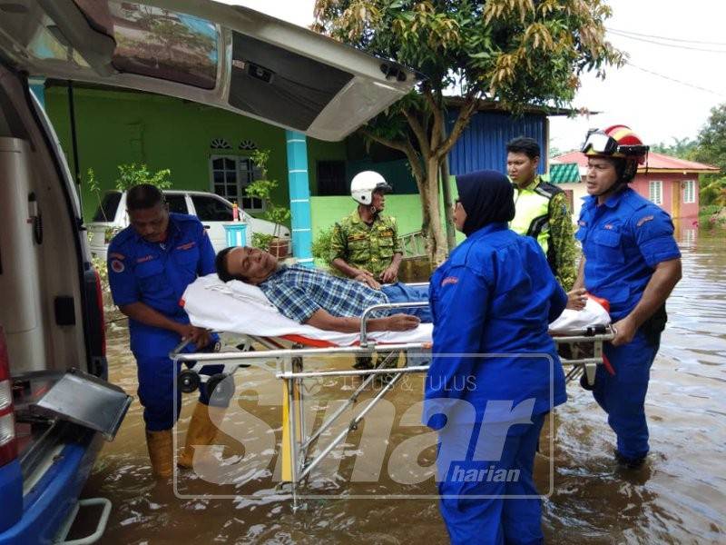 Sebahagian penduduk dibantu APM Daerah Kuala Selangor untuk dipindahkan ke SK Pasangan.