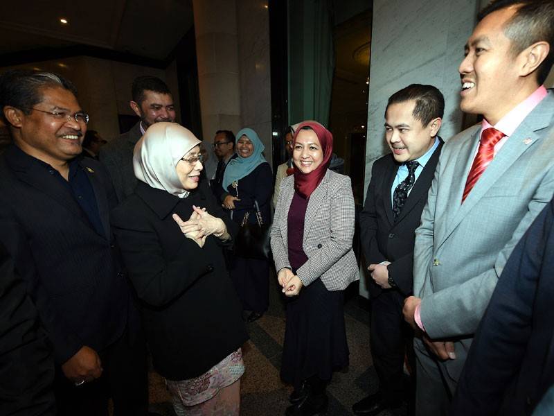 Dr Wan Azizah disambut pegawai dari Kementerian Pembangunan Wanita, Keluarga dan Masyarakat serta ketua-ketua perwakilan di Suruhanjaya Tinggi Malaysia sebaik tiba di hotel penginapan beliau semalam. - Foto Bernama