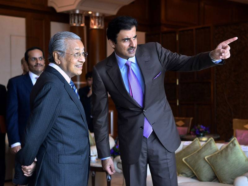 Tun Dr Mahathir bersama Sheikh Tamim Hamad Al Thani (kanan) ketika menerima kunjungan Emir Qatar itu di pejabatnya di bangunan Perdana Putra hari ini. - Foto Bernama