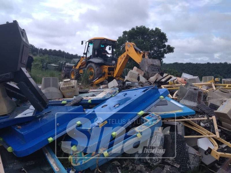 Mansor ketika melupuskan peralatan judi haram, hari ini.