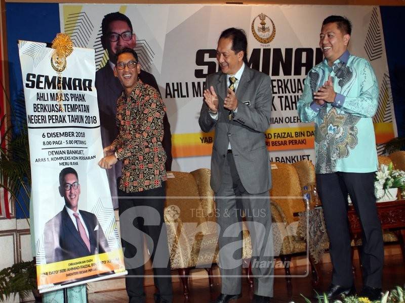 Ahmad Faizal menyempurnakan gimik perasmian Seminar Ahli Majlis Pihak Berkuasa Tempatan Negeri Perak 2018. 