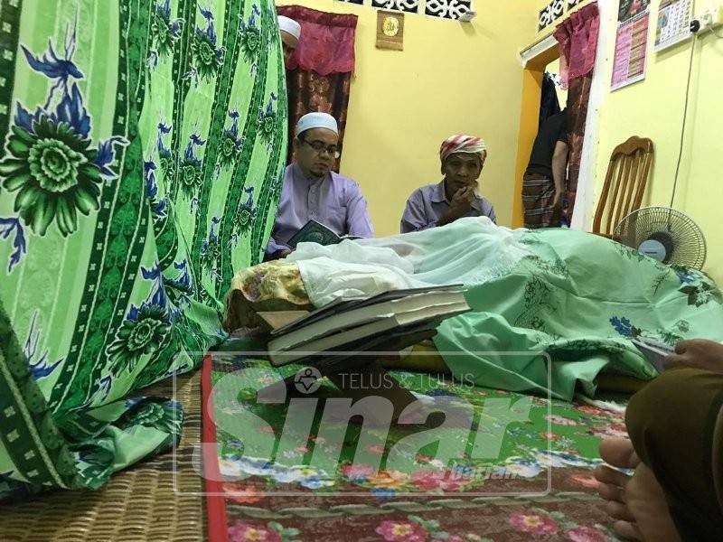 Hilmi (kiri) menziarahi jenazah di kediaman Allahyarham di Bechah Salak.