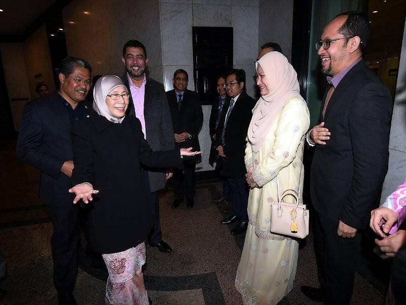 Wan Azizah disambut pegawai dari Kementerian Pembangunan Wanita, Keluarga dan Masyarakat serta ketua-ketua perwakilan di Suruhanjaya Tinggi Malaysia sebaik tiba di hotel penginapan beliau hari ini. - Foto Bernama