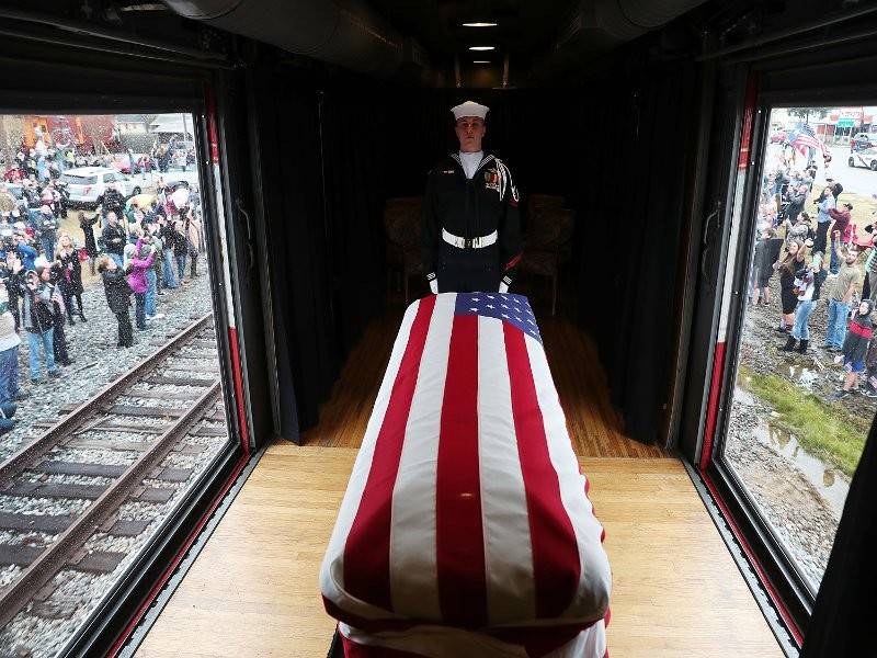 Keranda mendiang George Bush Sr tiba di Houston, Texas dengan gerabak khas.Turut kelihatan penduduk sekitar hadir memberi penghormatan. - Foto AFP