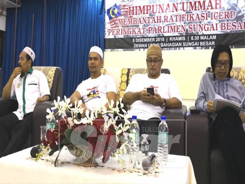 Jamal (tiga kanan) bersama-sama kepimpinan Umno dan Pas hadir pada Himpunan Ummah Membantah ICERD Peringkat Parlimen Sungai Besar di Bangunan Umno Bahagian Sungai Besar, di sini.