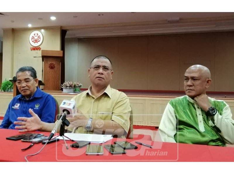 Saarani (tengah) pada sidang media di Bangunan Umno Perak, hari ini.