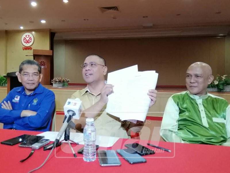 Saarani menunjukkan salinan akuan bersumpah yang dibuat lima wakil rakyat Umno pada sidang media di Bangunan Umno Perak, hari ini.