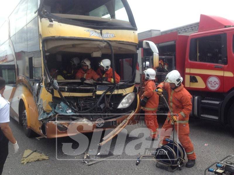 Kemalangan membabitkan sebuah lori dan bas persiaran dua tingkat di Kilometer 269 Lebuhraya Plus Arah Utara di sini tadi. 