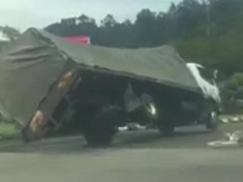 Seorang pengguna jalan raya sempat rakam kejadian lori tersebut terbalik ketika membelok di lampu isyarat Jalan Jakar.